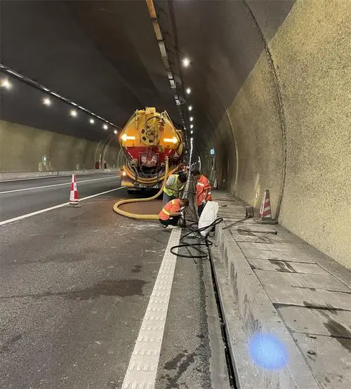 椒江隧道排水渠清淤